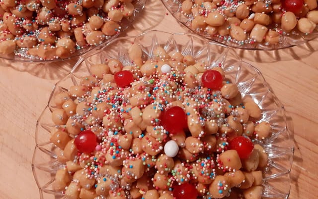 Struffoli napoletani glassati al miele con confettini colorati