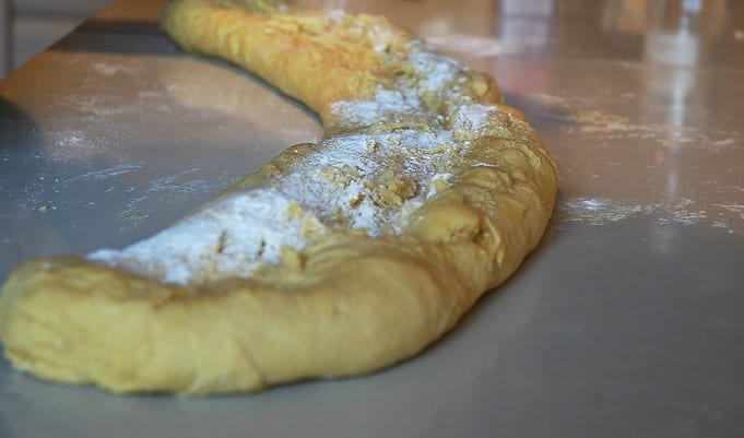 L'impasto degli struffoli sulla spianatoia