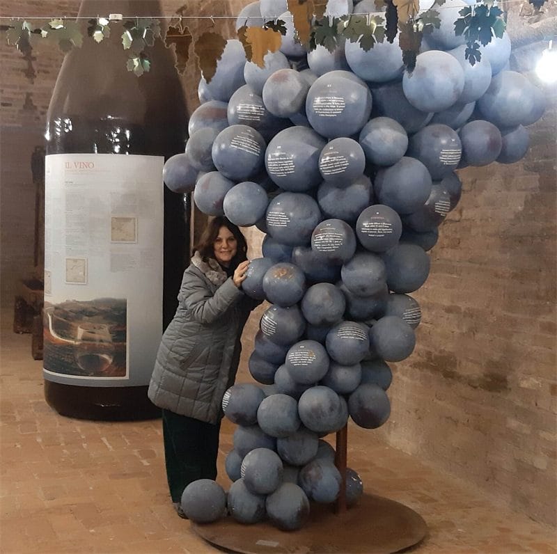 Tiziana nelle Langhe accanto a un'installazione dedicata al nebbiolo