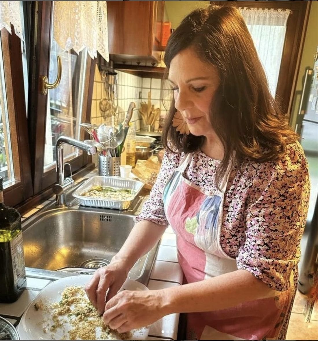 Tiziana Fiorentini cucina nella sua cucina di casa