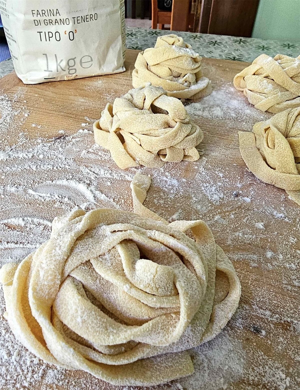 Preparazione della pasta fatta in casa durante una lezione di cucina