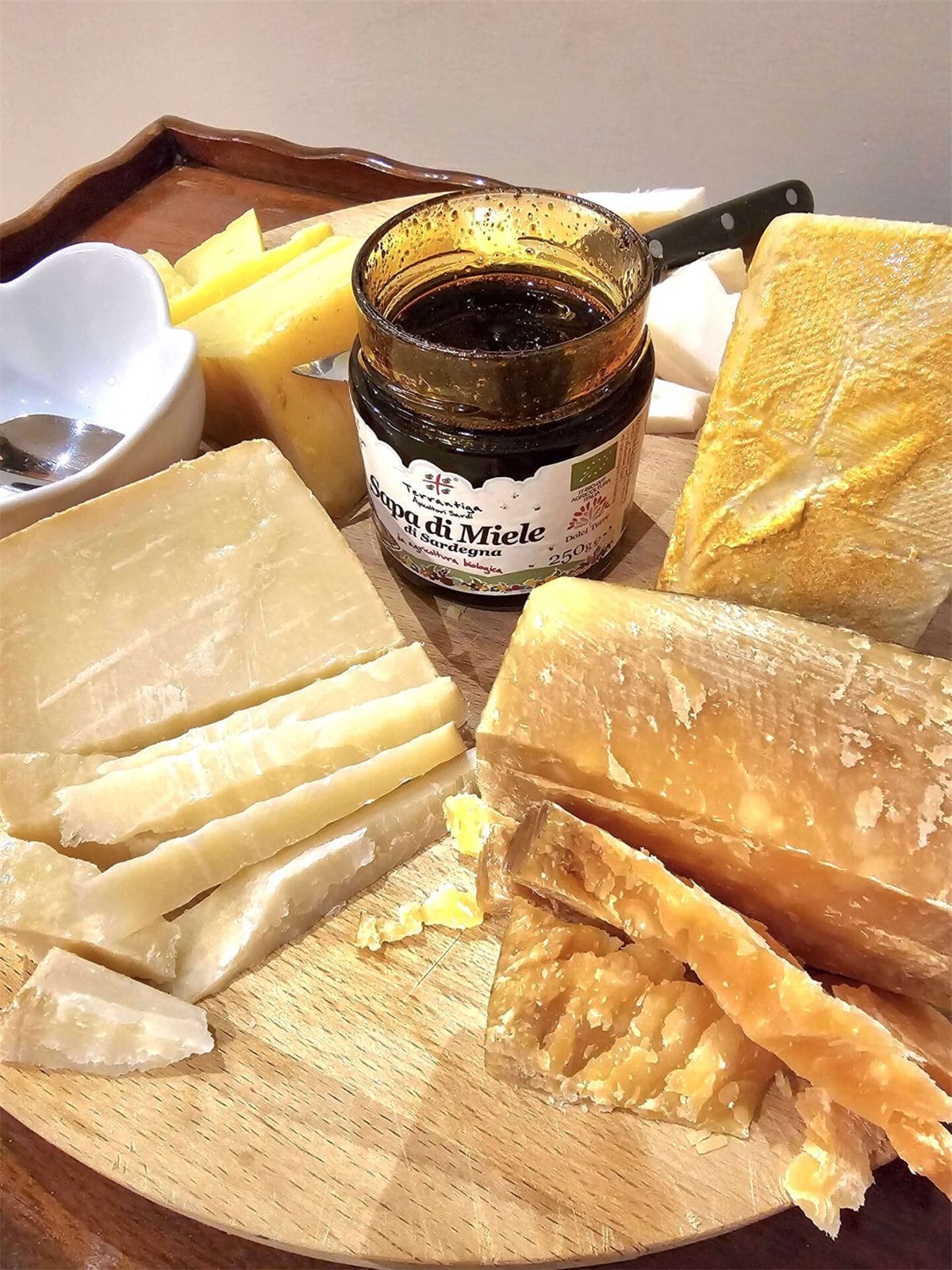 Tagliere di formaggi con sapa di miele per una degustazione guidata